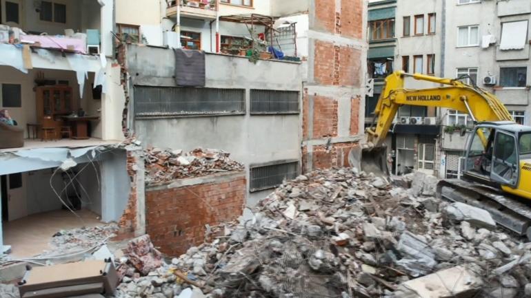 Zeytinburnunda şaşkına çeviren görüntü Behiye teyze: Duvarımı istiyorum