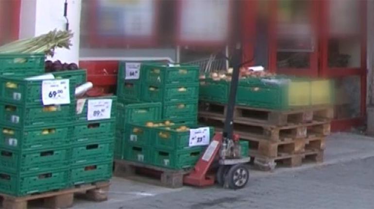 İstanbulda güpegündüz yaşandı Markette 5 yaşındaki çocuğu kaçırma girişimi son anda önlendi