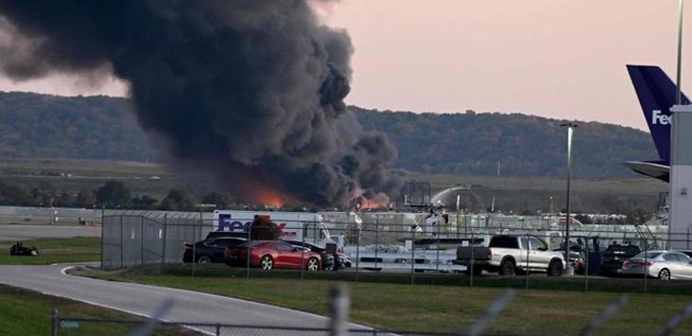 690a9a92f673ab5ac366fb4d ABD'de kargo uçağı düştü! Olay yerinden sıcak görüntüler...