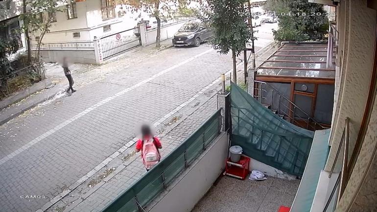 690b0bd0f673ab5ac366fc2b Avcılar'da şoke eden anlar: 10 yaşındaki kızı takip edip yanına çağırdı, annesi gelince kaçtı