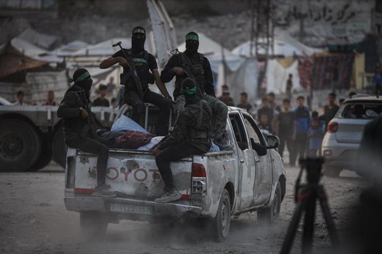 690b7ff936206bb89d508d9e Kassam Tugayları, Sarı Hat'ta bulunan esir cesedini teslim ediyor