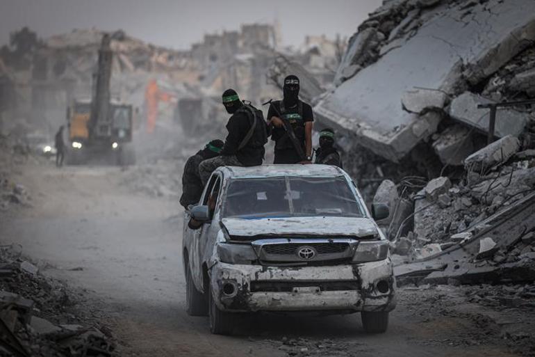 690b7ff936206bb89d508da1 Kassam Tugayları, Sarı Hat'ta bulunan esir cesedini teslim ediyor