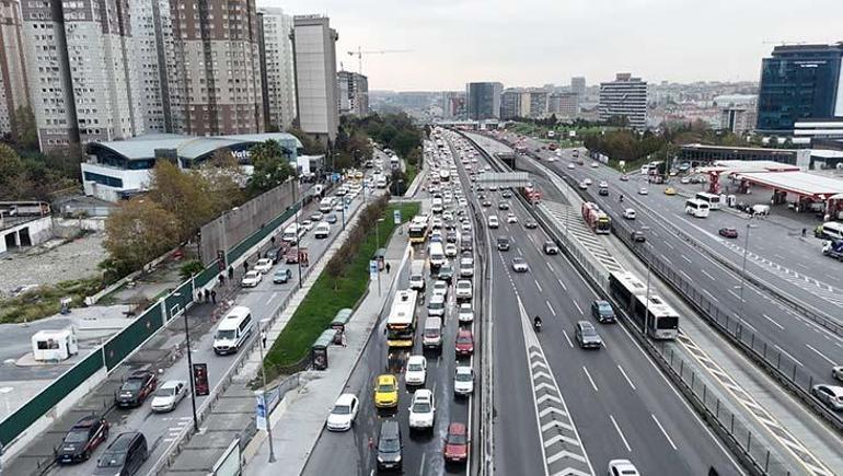 690c44b1b825a93f9900f621 Cevizlibağ’da D-100’de hareket halindeki iş makinesi bir anda alev aldı