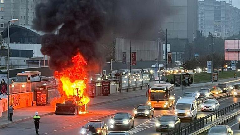 690c44e0b825a93f9900f623 Cevizlibağ’da D-100’de hareket halindeki iş makinesi bir anda alev aldı
