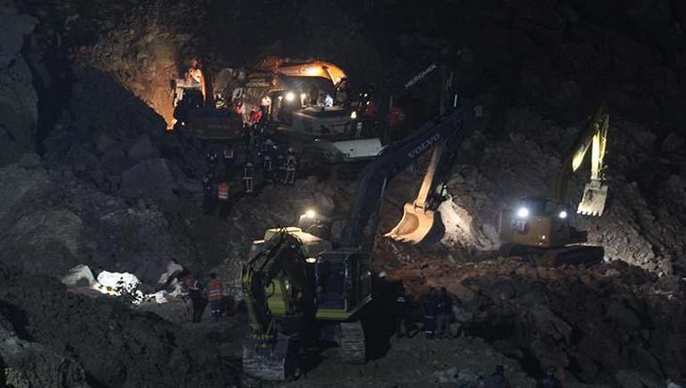 690c4886b825a93f9900f647 Ordu'da göçük altındaki şoföre ulaşılmaya çalışılıyor