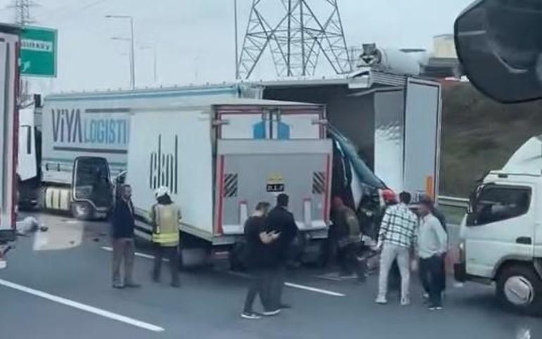 690c71e236206bb89d5092cb Arnavutköy'de kamyon TIR'a çarptı! Yan koltuktaki yolcu şekilde can verdi