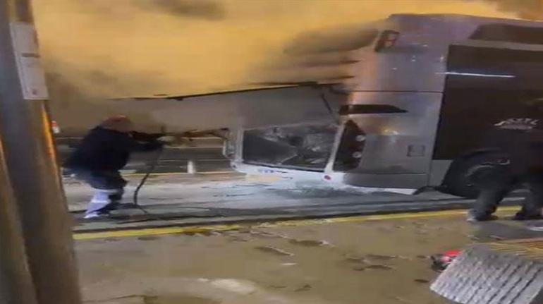 690cf8d5b825a93f9900fc39 İstanbul Edirnekapı'da metrobüsün motor kısmında yangın çıktı