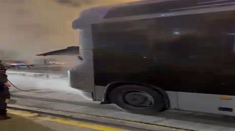 690cf8ffb825a93f9900fc3b İstanbul Edirnekapı'da metrobüsün motor kısmında yangın çıktı