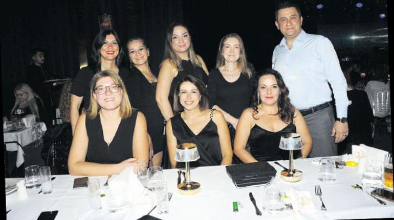 Serdar Ortaç Yeni Cabaret İzmir’de sahne aldı