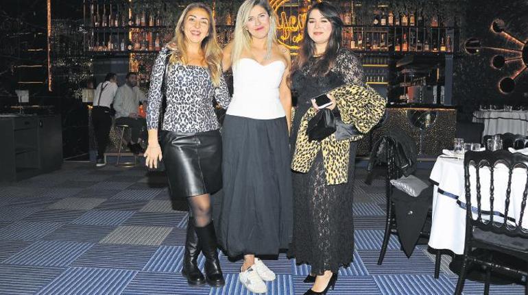 Serdar Ortaç Yeni Cabaret İzmir’de sahne aldı