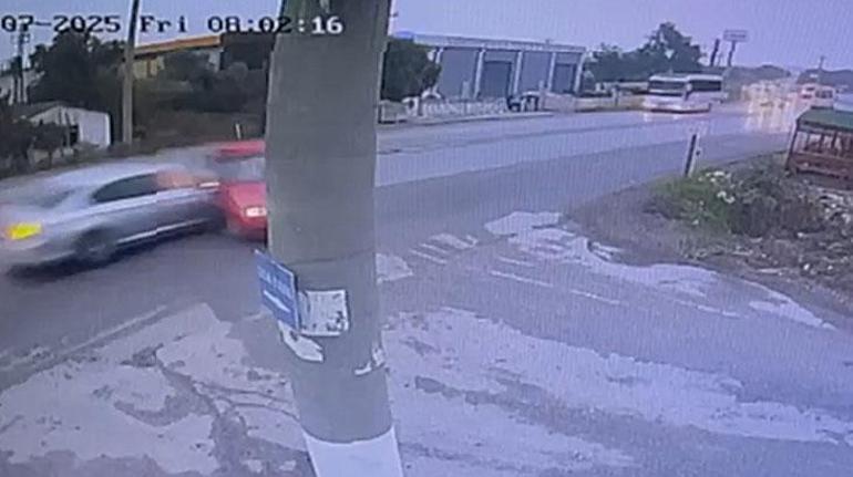 690ecf8236206bb89d50a25a İzmir'deki feci kaza kamerada: 2 ölü, 4 yaralı