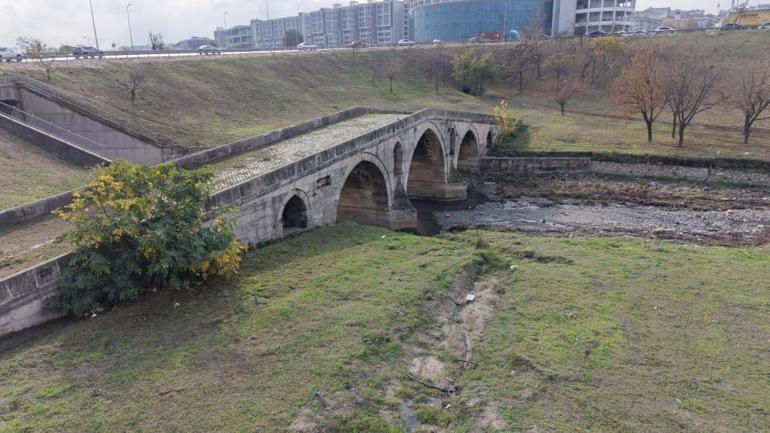 690ef442b825a93f99010586 E-5'in yanında çukura terk edildi: Kimse tarihini bilmiyor