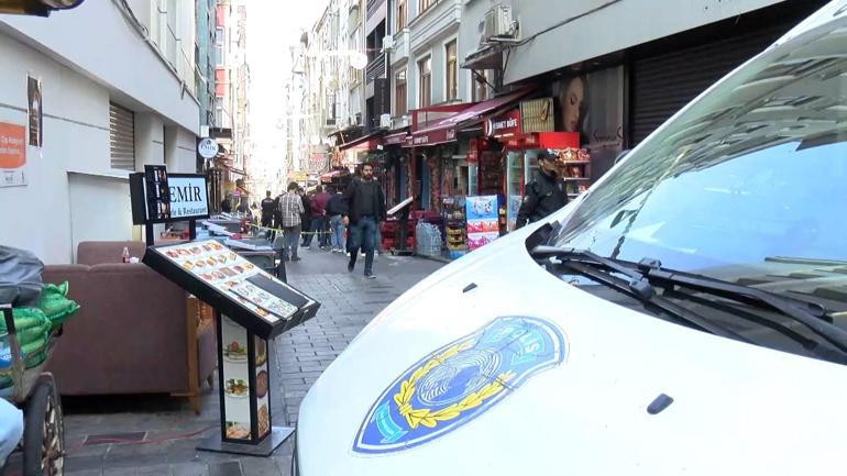 690f20f1b825a93f990106e9 İstiklal Caddesi'nde silahlı kavga! 2 yaralı