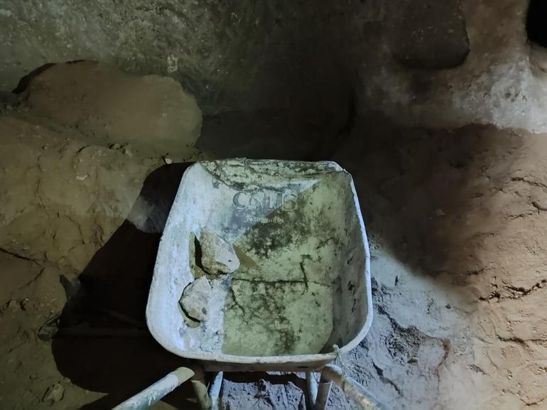 690f553db825a93f99010851 Barakanın altında inanılmaz keşif! Defineciler ortaya çıkardı