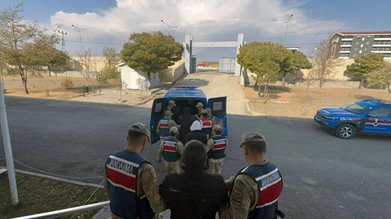 690f5587b825a93f99010855 Barakanın altında inanılmaz keşif! Defineciler ortaya çıkardı