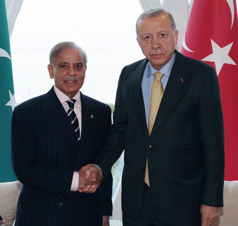 690f737036206bb89d50a84b Cumhurbaşkanı Erdoğan, Bakü'de Pakistan Başbakanı Şerif'i kabul etti