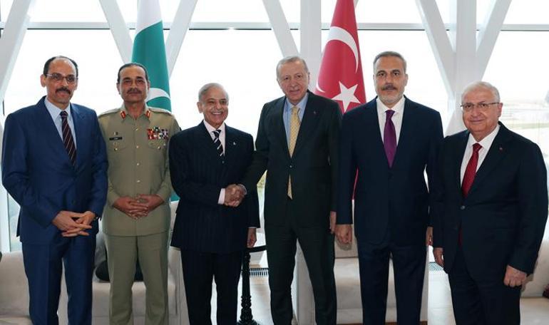 690f739136206bb89d50a84d Cumhurbaşkanı Erdoğan, Bakü'de Pakistan Başbakanı Şerif'i kabul etti