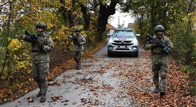 690f8e3af673ab5ac3670ac8 Türk askeri Kosova'da devriyede! 'Bölgesel istikrara katkıda bulunuyor'