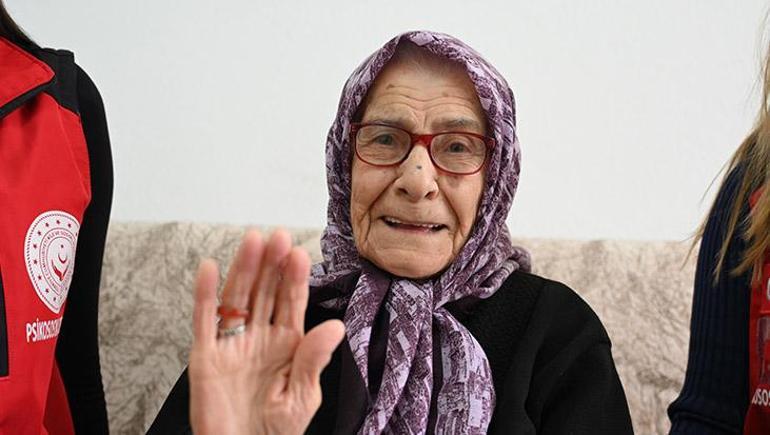 6910639ff673ab5ac3671080 Atatürk'ün verdiği soyadı 79 yıldır gururla taşıyor! Cumhuriyet ile yaşıt Rana nine: 'Her 10 Kasım'da dualar okurum'