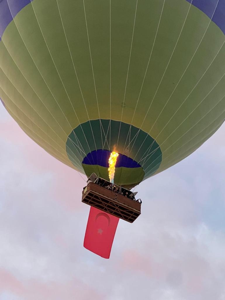 69118827f673ab5ac36717ea Kapadokya’da 10 Kasım: Balonlar Atatürk posterleriyle gökyüzüne yükseldi