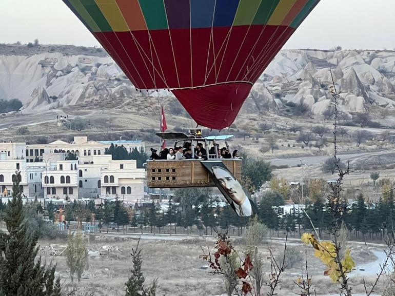 69118827f673ab5ac36717ee Kapadokya’da 10 Kasım: Balonlar Atatürk posterleriyle gökyüzüne yükseldi