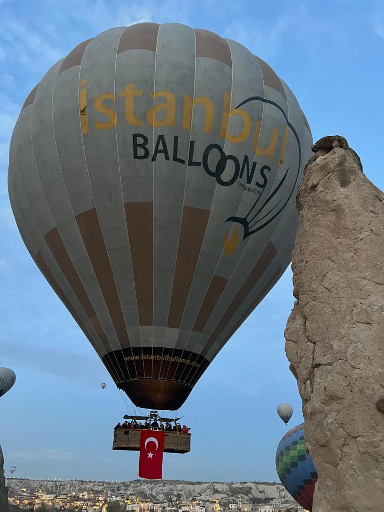 69118827f673ab5ac36717f1 Kapadokya’da 10 Kasım: Balonlar Atatürk posterleriyle gökyüzüne yükseldi