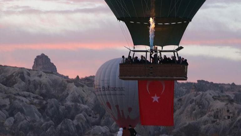 6911889ef673ab5ac36717f7 Kapadokya’da 10 Kasım: Balonlar Atatürk posterleriyle gökyüzüne yükseldi