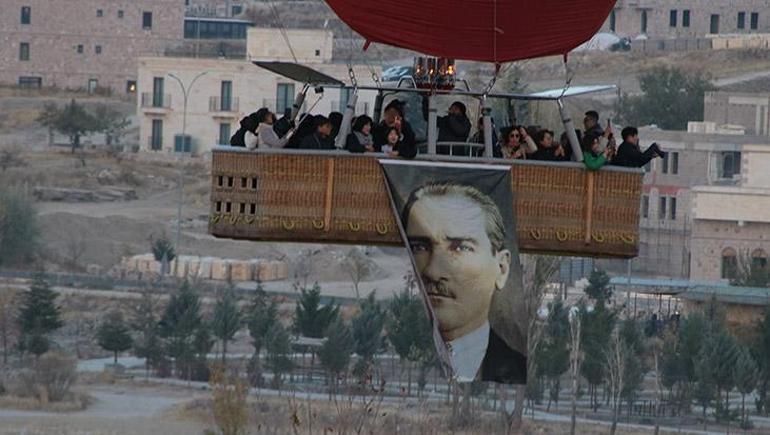 6911889ef673ab5ac36717f9 Kapadokya’da 10 Kasım: Balonlar Atatürk posterleriyle gökyüzüne yükseldi