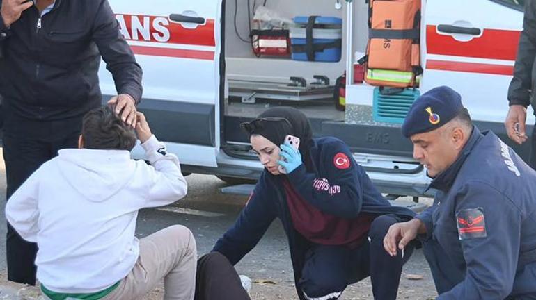 Elazığda otomobil aydınlatma direğine çarptı: Anne ve bebeği öldü, 4 yaralı