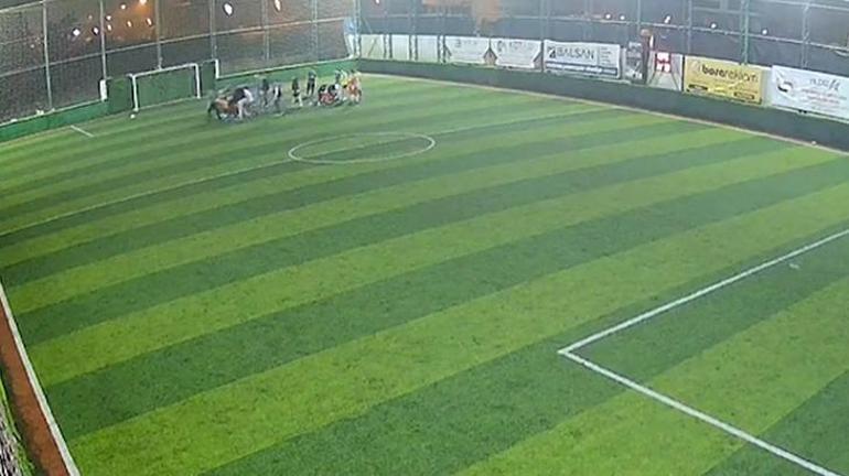 6911c5683b681ccda5138c02 Halı sahada dili boğazına kaçan genç arkadaşlarının müdahalesiyle hayatta kaldı