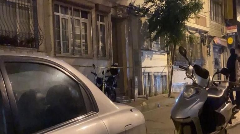 6912035af673ab5ac3671c93 Fatih'te evinin önünde silahlı saldırıya uğrayan kişi hayatını kaybetti