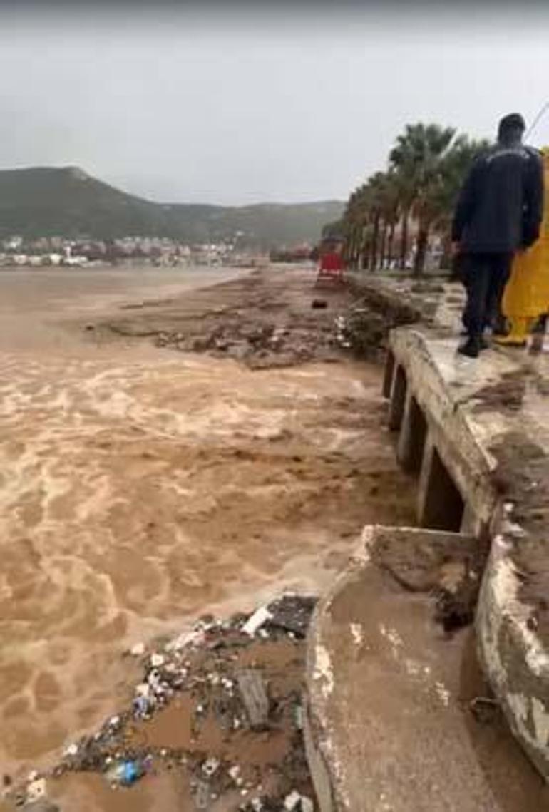 İzmir sular altıda Cadde ve sokaklar sular altında kaldı