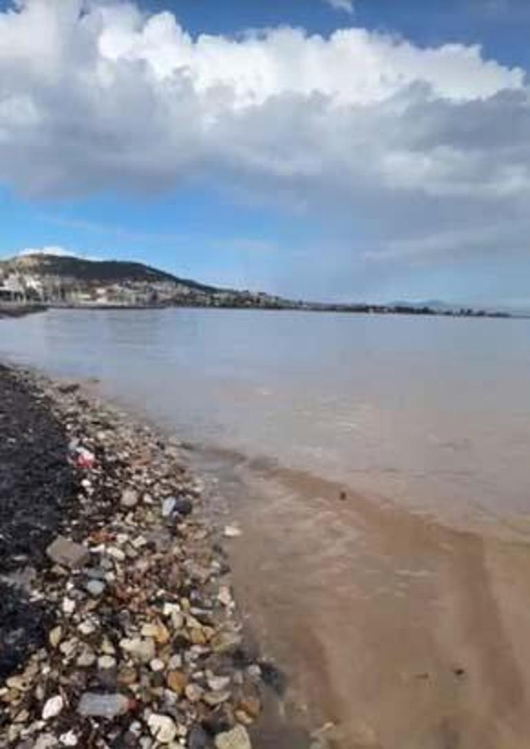 İzmir sular altıda Cadde ve sokaklar sular altında kaldı