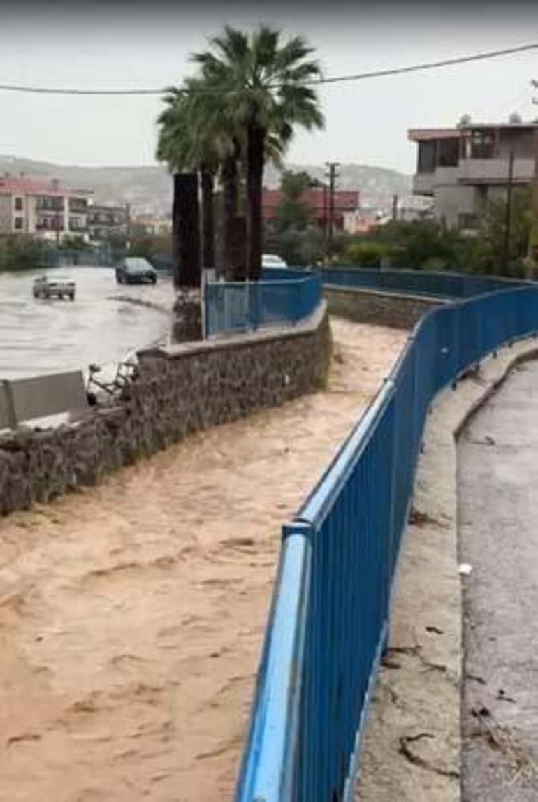 İzmir sular altıda Cadde ve sokaklar sular altında kaldı