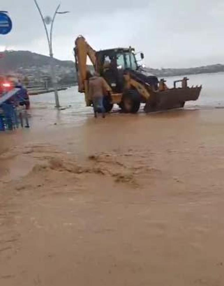 İzmir sular altıda Cadde ve sokaklar sular altında kaldı