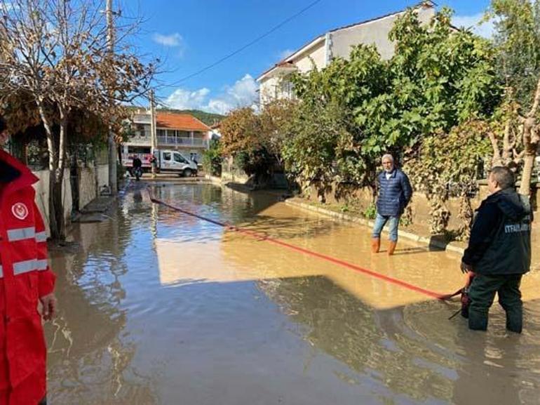 İzmir sular altıda Cadde ve sokaklar sular altında kaldı