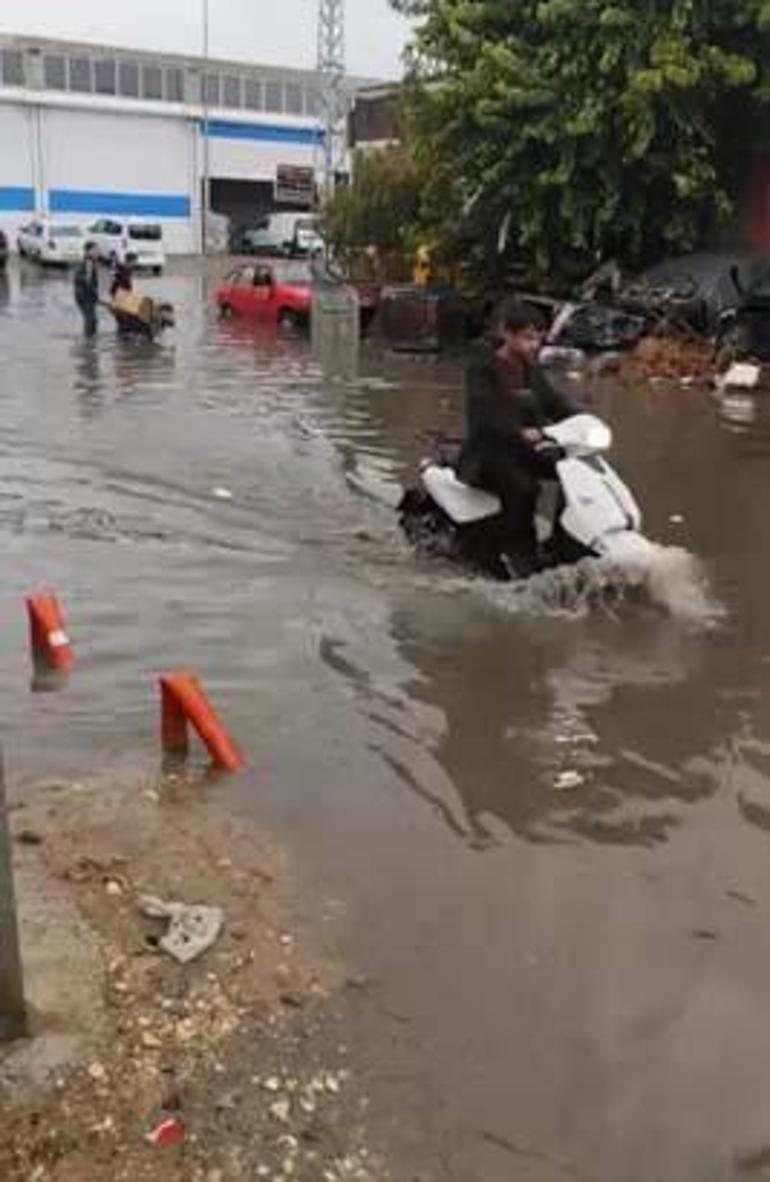 Kentte sağanak hayatı felç etti Yollar göle döndü