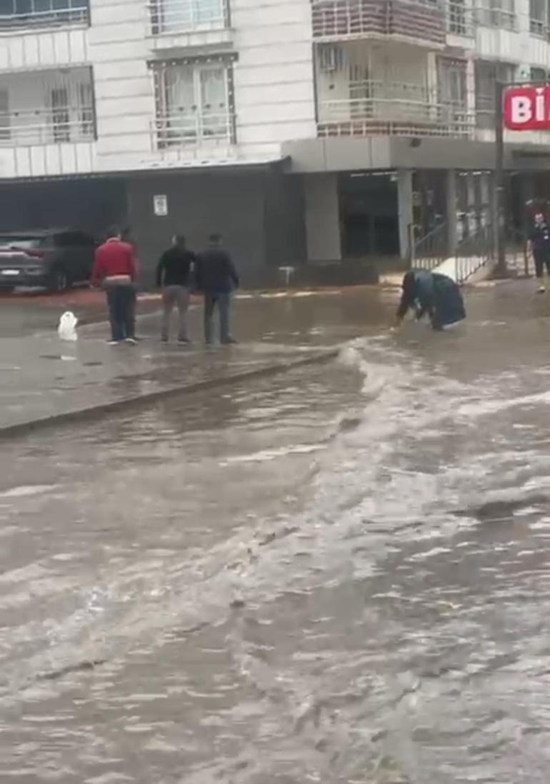 Kentte sağanak hayatı felç etti Yollar göle döndü