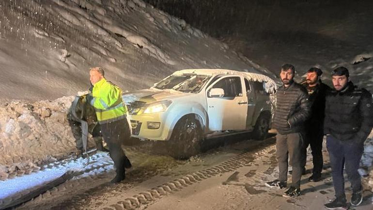 Meteoroloji uyarmıştı Kar felaketi: Yollar kapandı, irtibat kesildi
