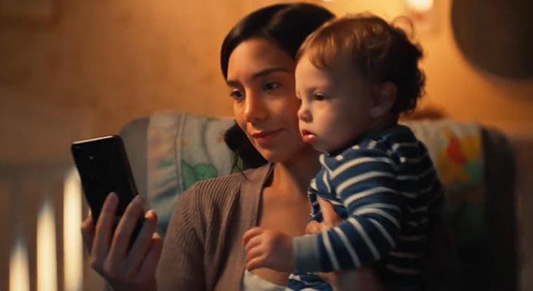 Dünyayı ayağa kaldıran görüntü Ölen annesine masal anlattırdı