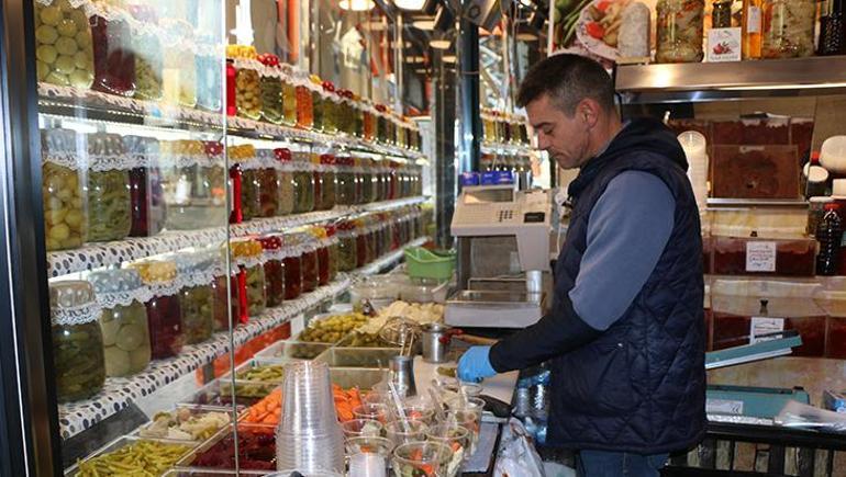 Eskişehir’de Neşeli Günler filmi gerçek oldu Boşanan çift aynı sokakta karşılıklı turşucu açtı