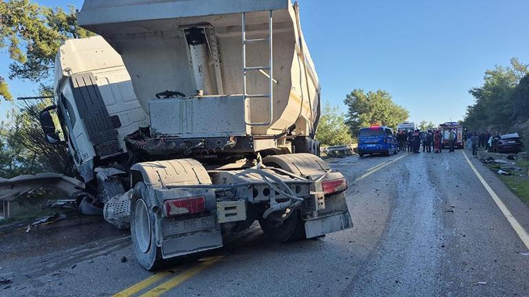 691aed8c0a360c93d58f9b99 Bodrum'da feci kaza! TIR ile otomobilin kafa kafaya çarpıştı