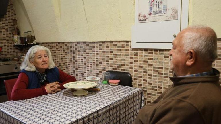 691af8d10a360c93d58f9bdf Tam 55 yıldır! Kocası bile söylediklerini anlamıyor: 'Farkında olmadan alışkanlık haline geldi'