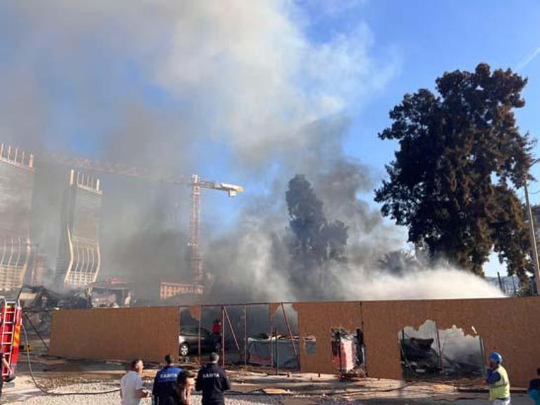 İzmirde şantiye yangını Kara dumanlar gökyüzünü kapladı