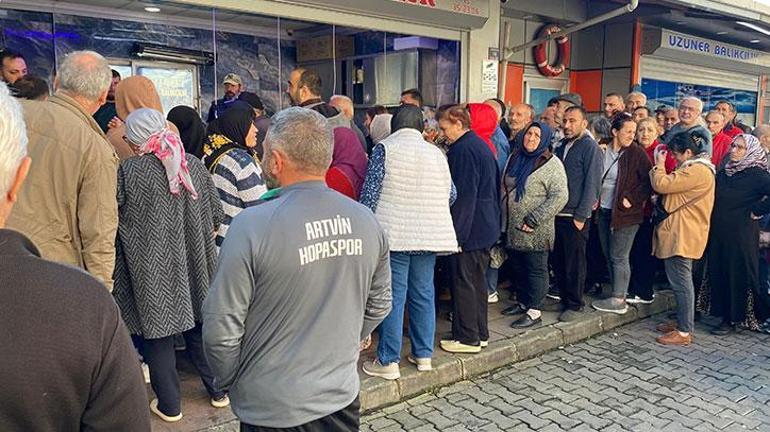 Ödeme yapmak için vatandaşlar adeta yarışa girdi: 3 ton hamsi 2 saat içinde tükendi