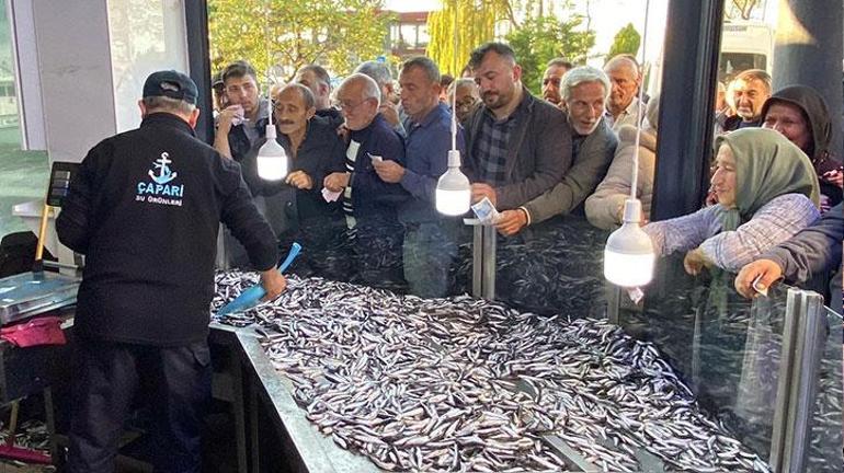 Ödeme yapmak için vatandaşlar adeta yarışa girdi: 3 ton hamsi 2 saat içinde tükendi