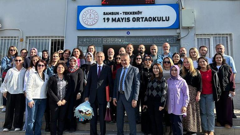 43 yıllık öğretmen gözyaşlarına boğuldu ‘Öğrencilerimizin yüreğine dokunduğunuz için teşekkürler’