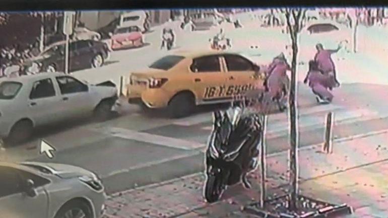 691f1b90610533a05f3a22b4 Yaya geçidinde dehşeti yaşadılar! Anne ile bebeği yaralandı