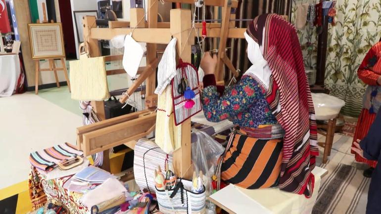 Rizeli kadın dokumacı poşetleri sanata dönüştürüyor Başka dünyamız yok