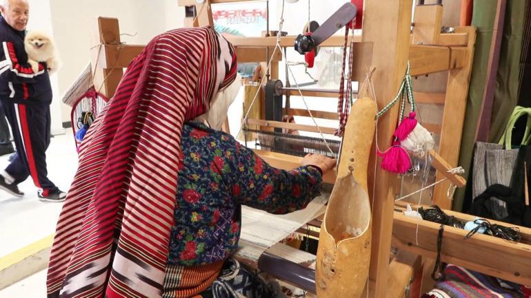 Rizeli kadın dokumacı poşetleri sanata dönüştürüyor Başka dünyamız yok